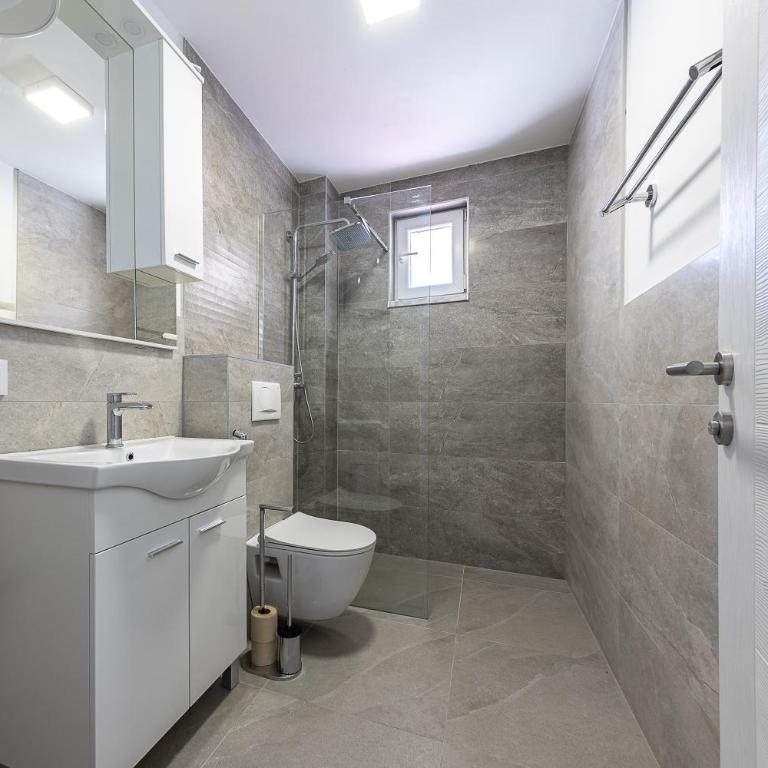 Steps to the Old Bridge - with FREE PARKING - One-Bedroom Apartment - 10