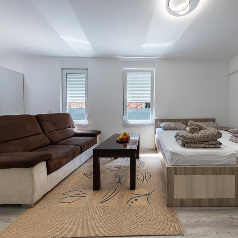 Steps to the Old Bridge - with FREE PARKING - One-Bedroom Apartment - 2