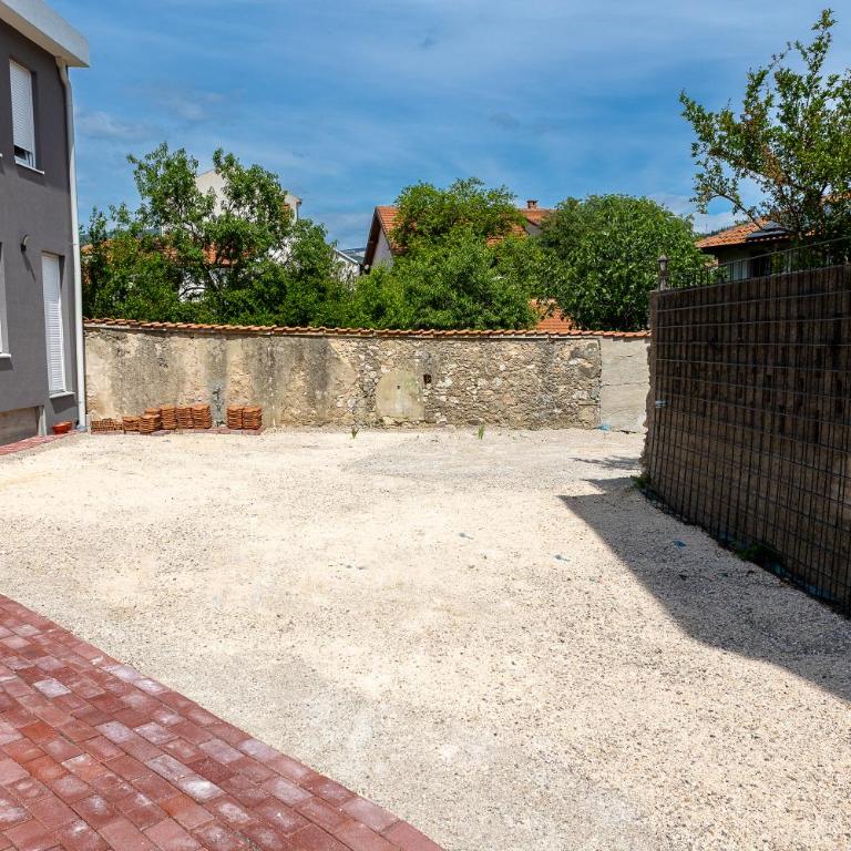 Steps to the Old Bridge - with FREE PARKING - One-Bedroom Apartment - 18