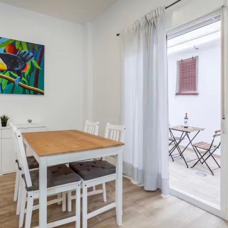 Cozy apartment with terrace next to Turia Gardens - One-Bedroom Apartment - 2