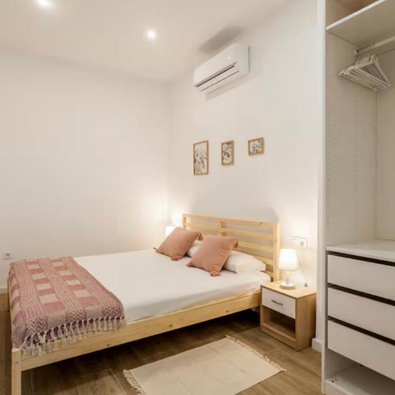 Cozy apartment with terrace next to Turia Gardens - One-Bedroom Apartment - 9