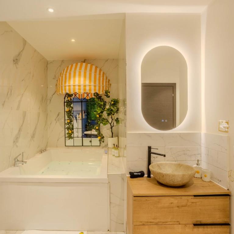 Ciao Bella Wellness Suite - Luxury Jacuzzi, Massage Table & AC in Central Nice - Appartement 1 Chambre - 14
