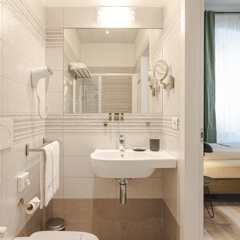Rooms Boutique Carducci - Budget Double or Twin Room - 8