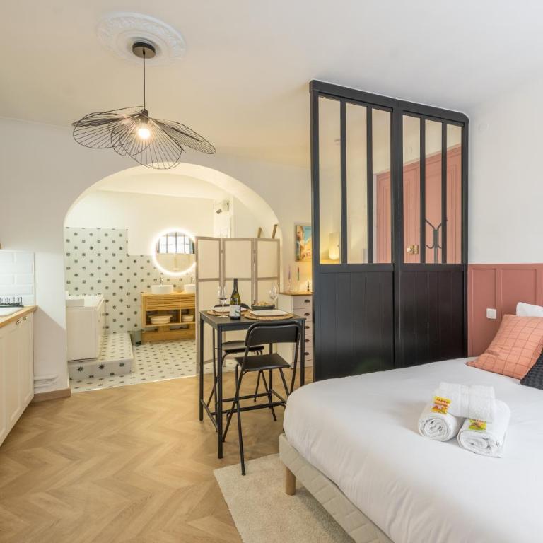 LOVE Suite - Balnéo - Vidéoprojecteur - Plein Centre - Free WiFi - Appartement 1 Chambre - 12