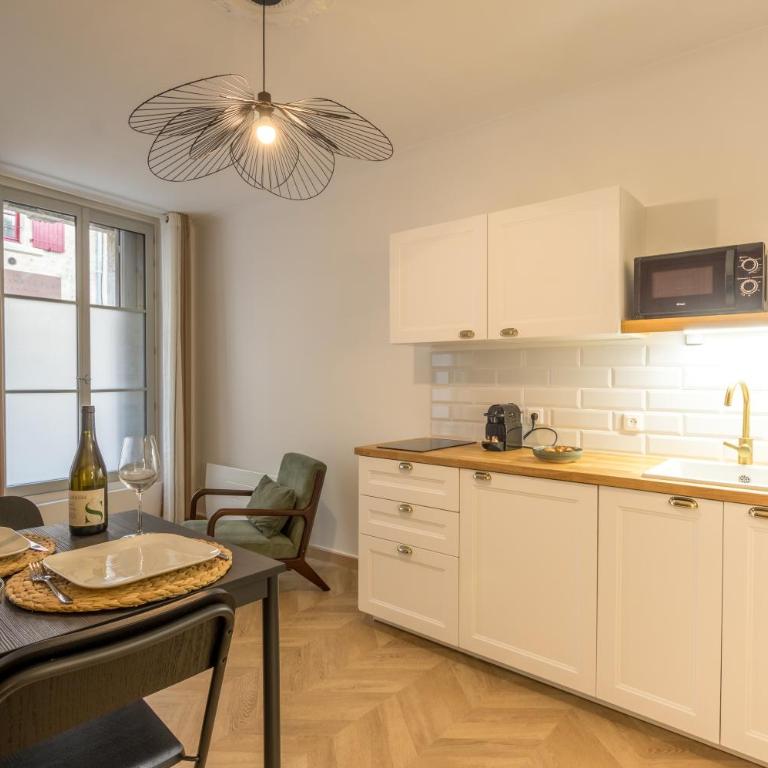 LOVE Suite - Balnéo - Vidéoprojecteur - Plein Centre - Free WiFi - Appartement 1 Chambre - 10
