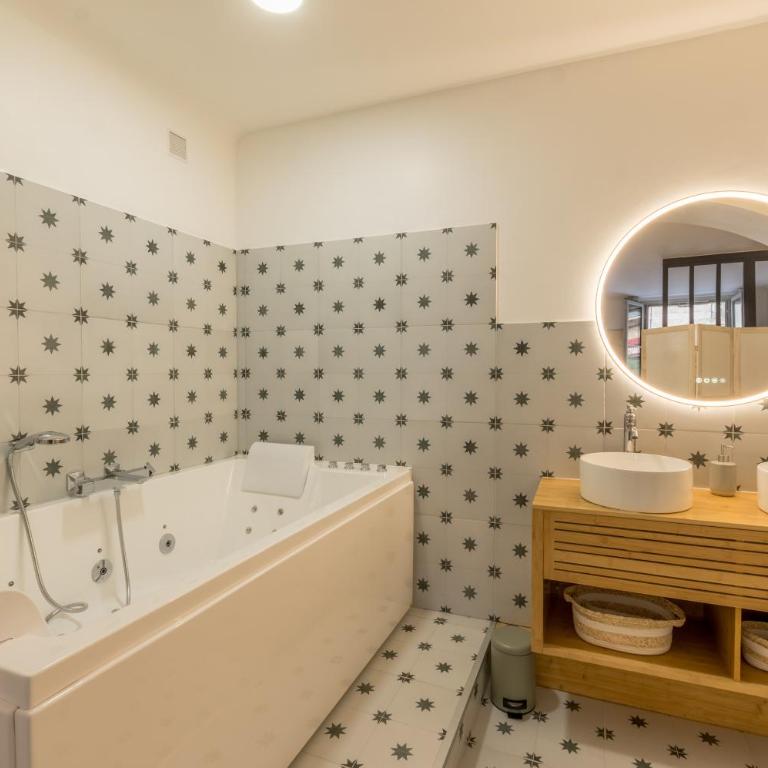 LOVE Suite - Balnéo - Vidéoprojecteur - Plein Centre - Free WiFi - Appartement 1 Chambre - 9