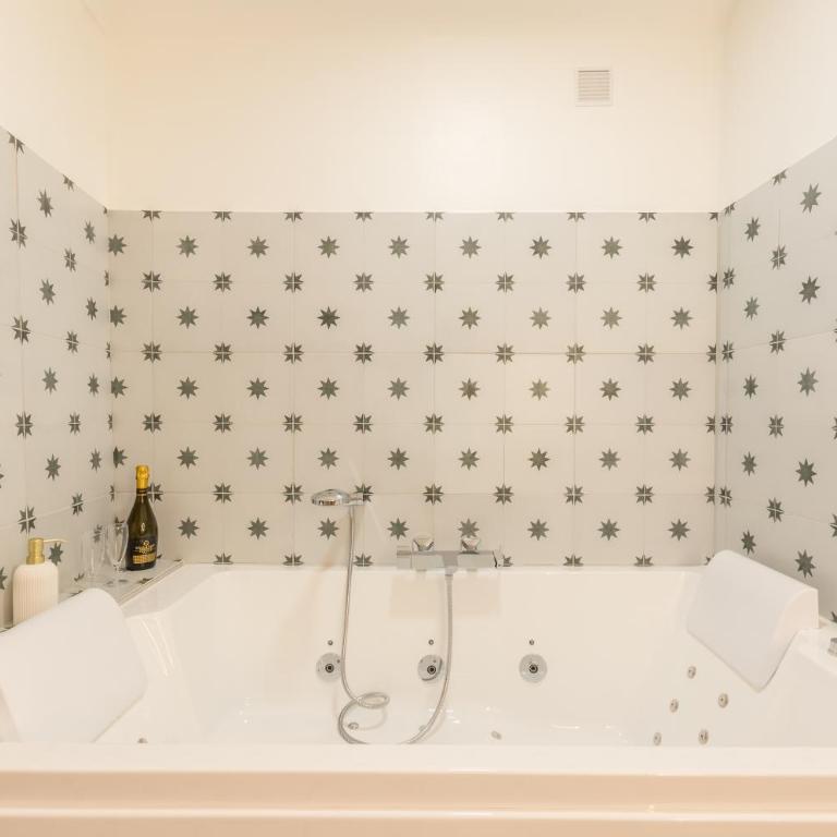 LOVE Suite - Balnéo - Vidéoprojecteur - Plein Centre - Free WiFi - Appartement 1 Chambre - 8