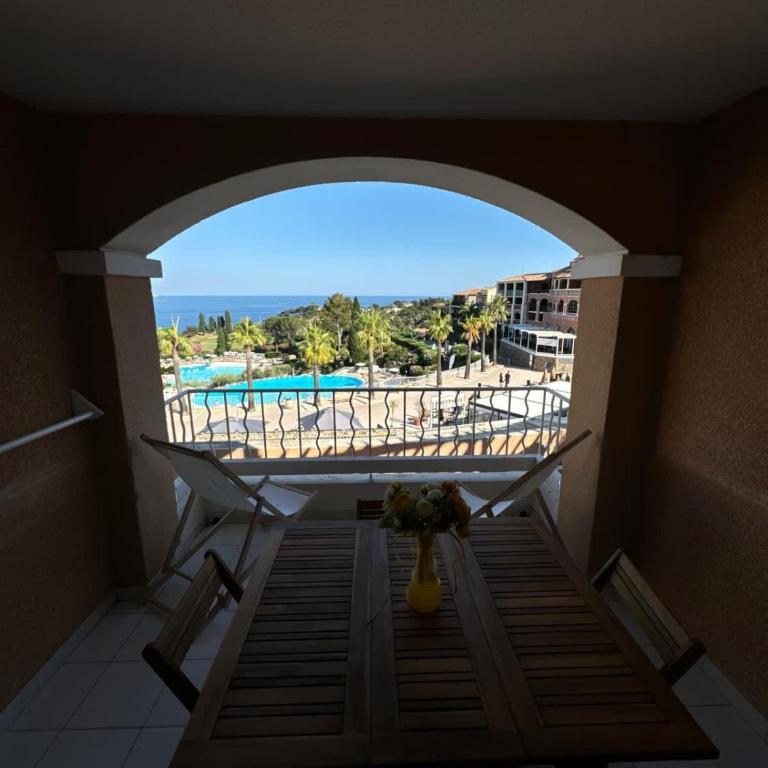 Cap Esterel 2 pièces Climatisé Vue Mer et piscines Réf E1 219 - Appartement - 2