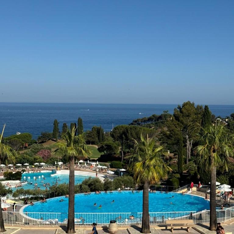 Cap Esterel 2 pièces Climatisé Vue Mer et piscines Réf E1 219 - Appartement - 3