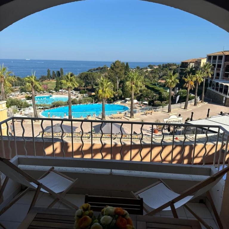 Cap Esterel 2 pièces Climatisé Vue Mer et piscines Réf E1 219 - Appartement - 4