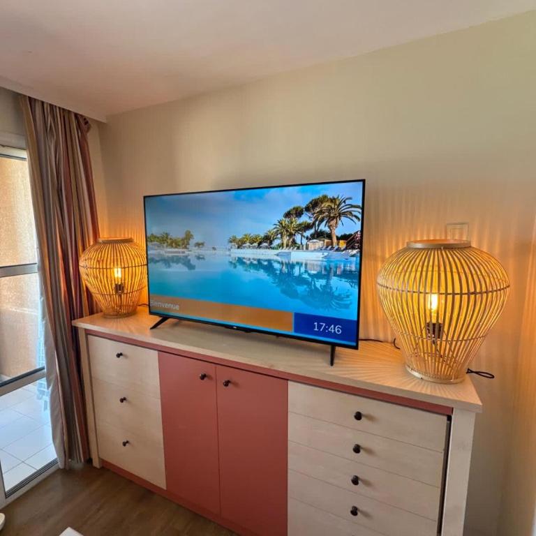 Cap Esterel 2 pièces Climatisé Vue Mer et piscines Réf E1 219 - Appartement - 13