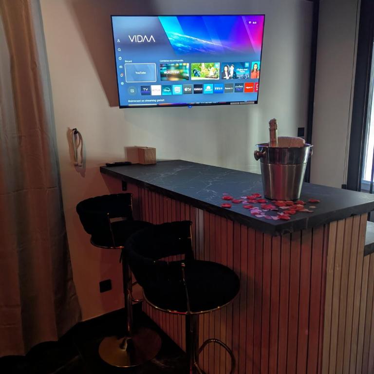 Romantique room,salon massage,mirroir,croix,parking - One-Bedroom Apartment - 20