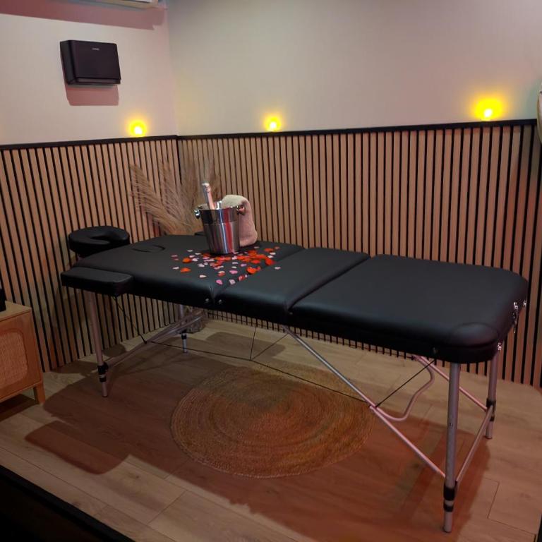 Romantique room,salon massage,mirroir,croix,parking - One-Bedroom Apartment - 8