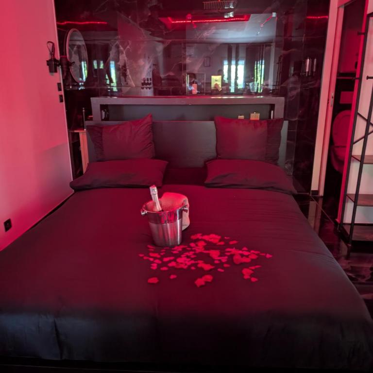 Romantique room,salon massage,mirroir,croix,parking - One-Bedroom Apartment - 3