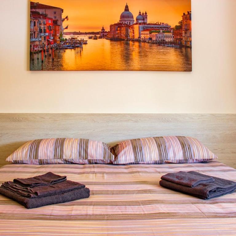 Venezia 15min Bus sotto WiFi A C - Appartamento con 2 Camere da Letto, Balcone e Terrazza - 2