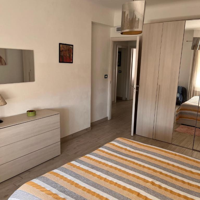Grand F2 60mq centre Antibes, proche plages, commerces, 2 balcons, parking, train, bus, deco vintage, pet friendly - Appartement avec Balcon - 13