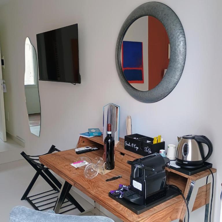Poerio Station Rooms & Apartment - Double Room with Balcony - 19