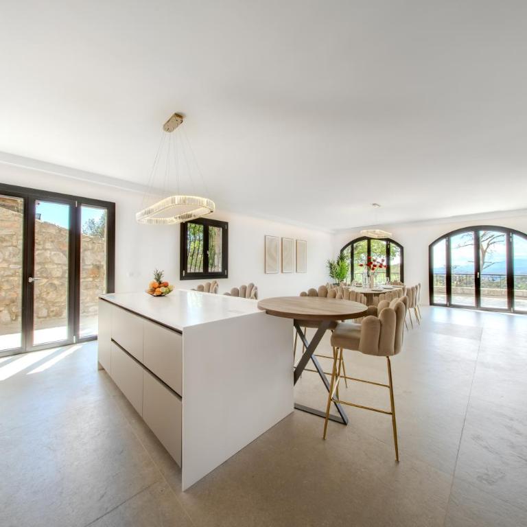 Panoramic-View Villa, 5 En-Suites, Pool, Sleeps 10 - Villa - 12