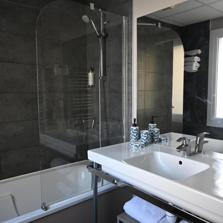 Hotel Les Terrasses - Chambre Triple - Vue sur Jardin - 12