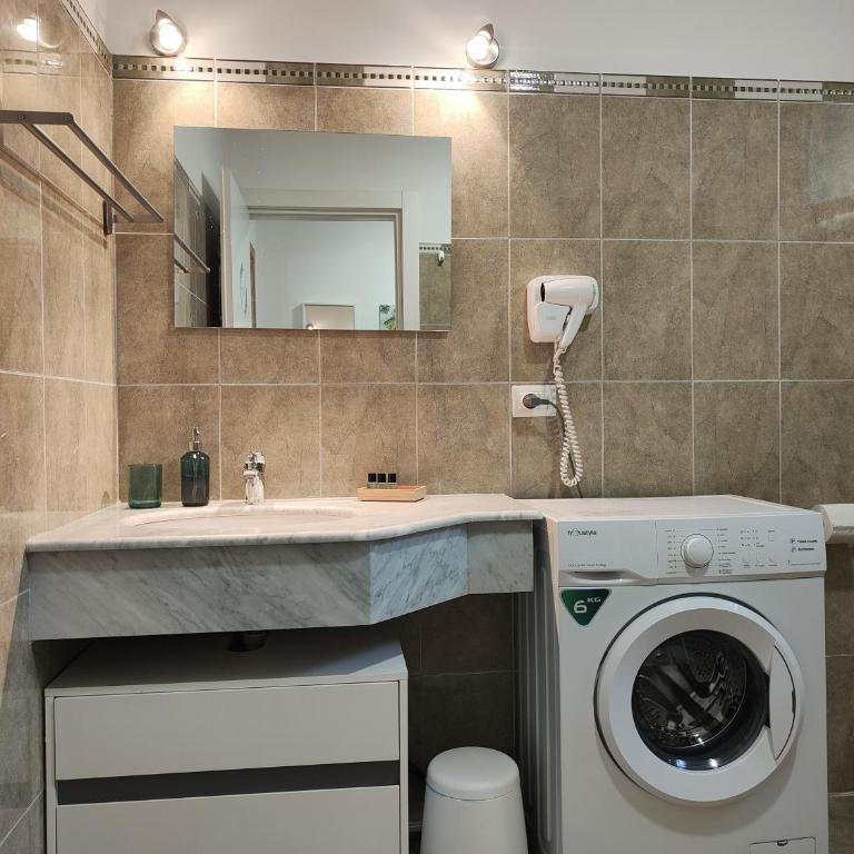 M&C Home - Camera Familiare con Bagno Privato - 13