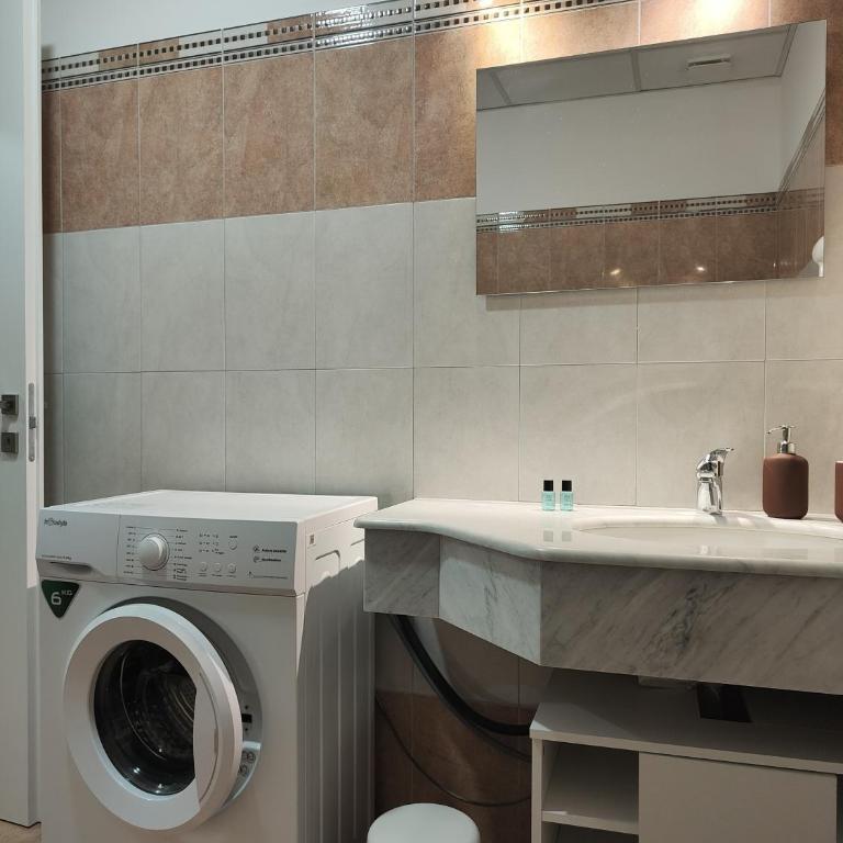 M&C Home - Camera Matrimoniale con Bagno Privato - 10
