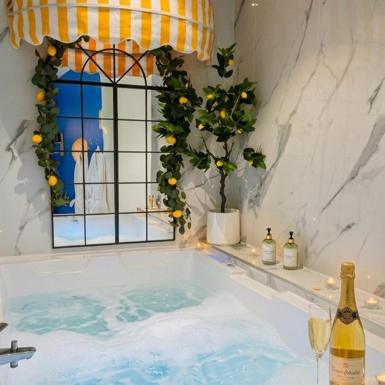Ciao Bella Wellness Suite - Luxury Jacuzzi, Massage Table & AC in Central Nice - Appartement 1 Chambre - 12