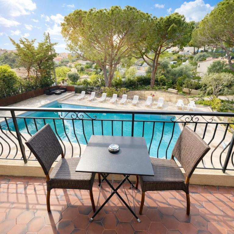 Auberge du Rédier - Logis Hôtels - Chambre Double - Vue sur Piscine - 6
