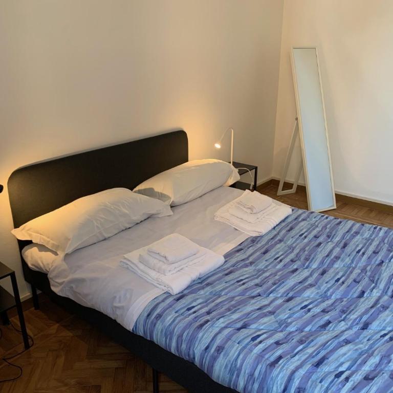 Old City Bologna Rooms and Accomodations - Queen Room with Shared Bathroom - 1