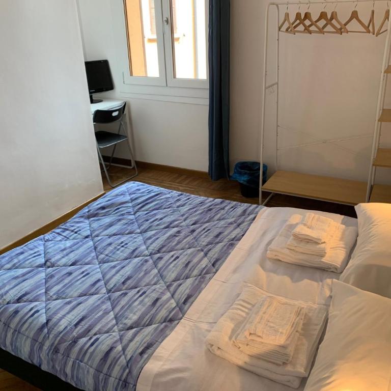 Old City Bologna Rooms and Accomodations - Queen Room with Shared Bathroom - 2