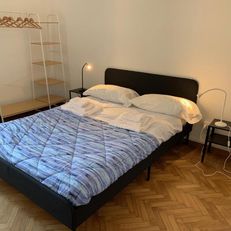 Old City Bologna Rooms and Accomodations - Queen Room with Shared Bathroom - 3