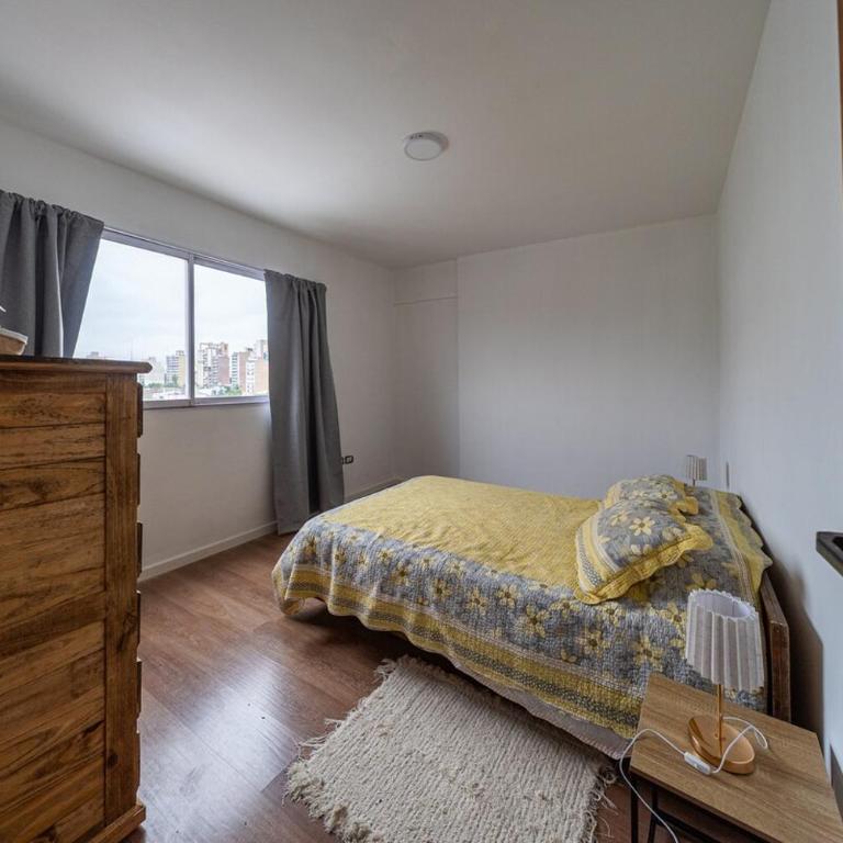 Amplio depto. zona abasto - Apartamento de 2 dormitorios - 25