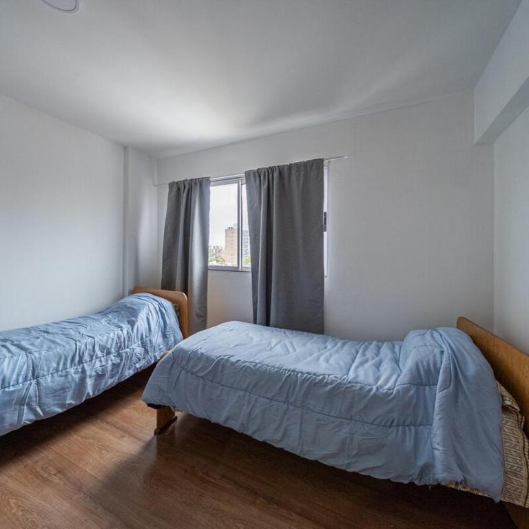 Amplio depto. zona abasto - Apartamento de 2 dormitorios - 35