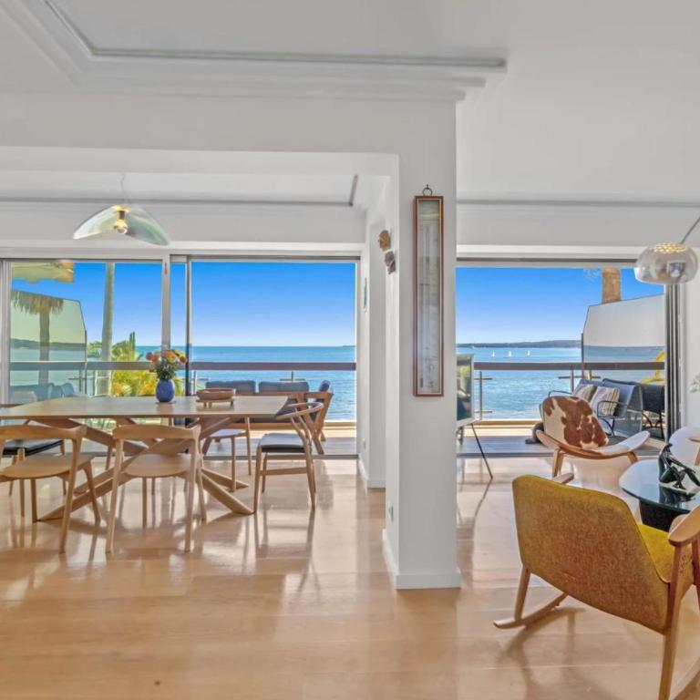 Ref 2060- Cannes Appartement pied dans l'eau 3 pièces vue mer - Appartement - 4