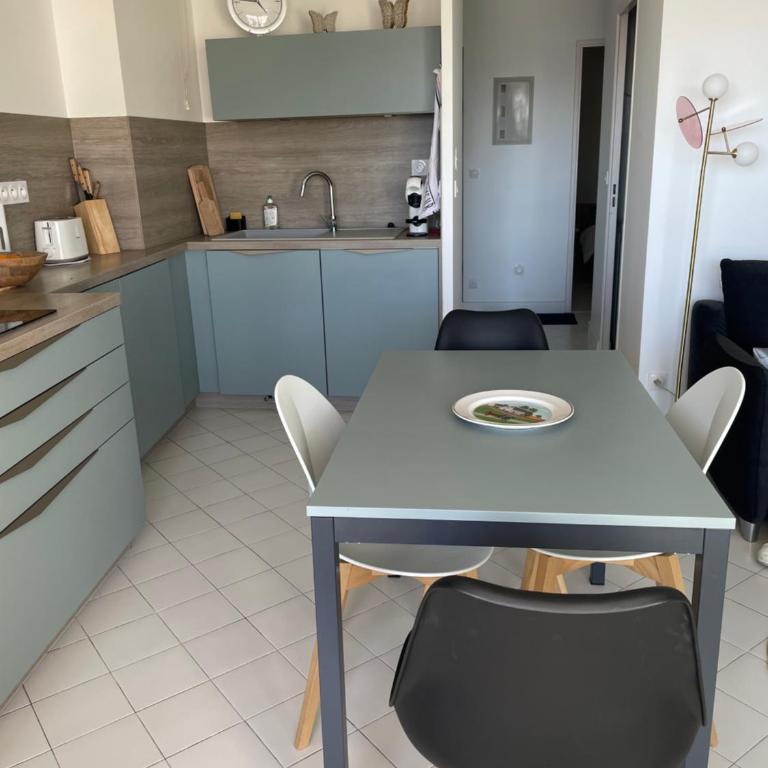 Vittoria Immobilier 3 - REGLEMENT SUR PLACE - chèques vacances acceptés - Two-Bedroom Apartment with Terrace - 2