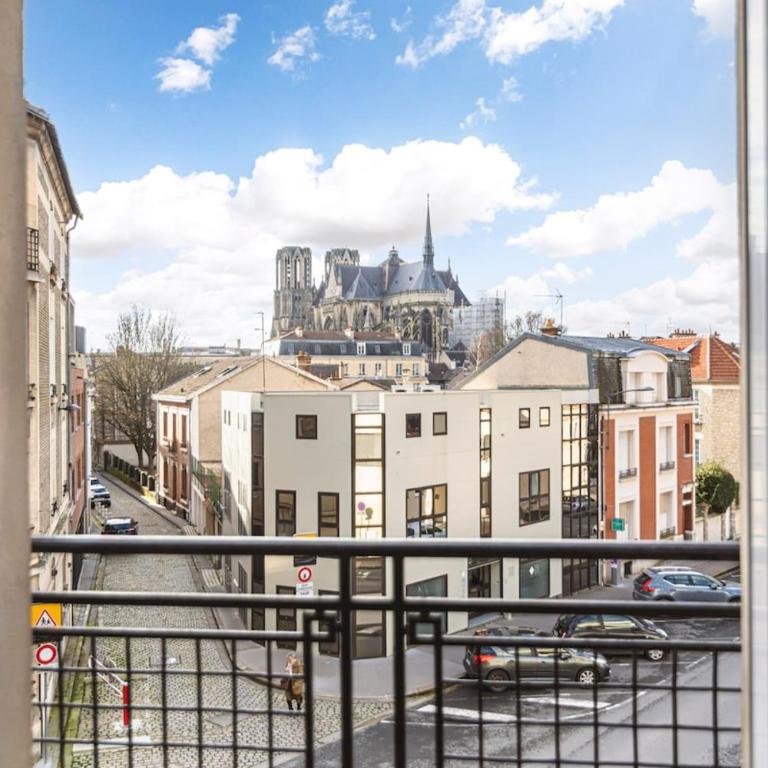 Magnifique Appartement vue cathédrale avec parking privé - Three-Bedroom Apartment - 23