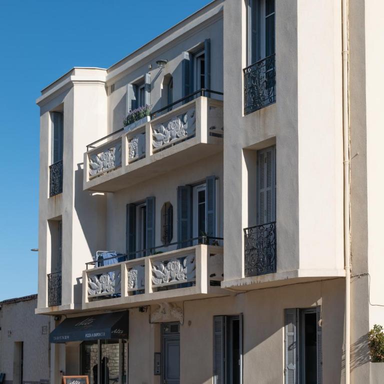"Philomer Remparts" Art Deco Apartments by Sea and Parc - One-Bedroom Apartment with Balcony and Sea View - 9