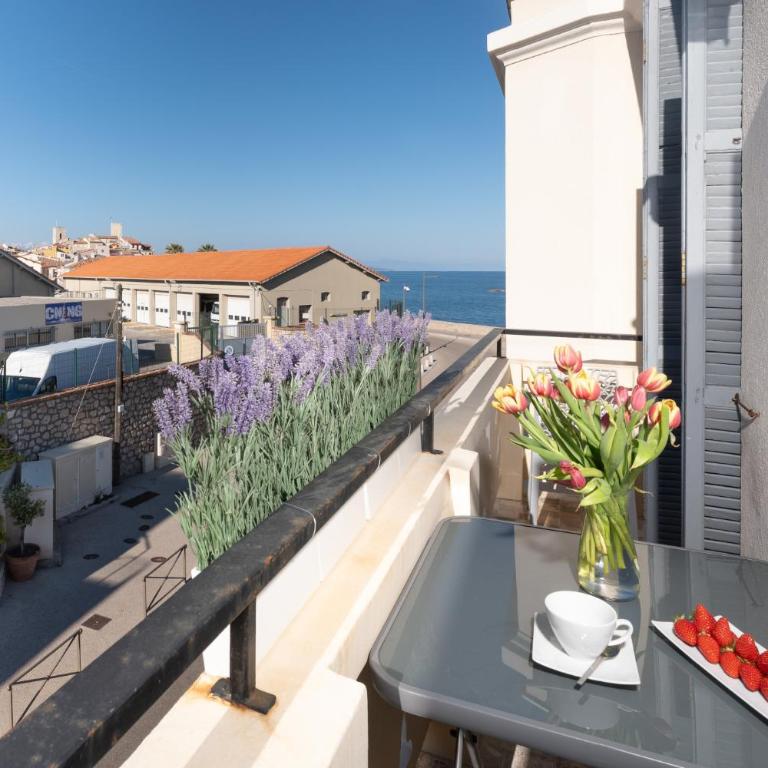 "Philomer Remparts" Art Deco Apartments by Sea and Parc - One-Bedroom Apartment with Balcony and Sea View - 2