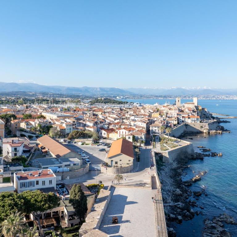 "Philomer Remparts" Art Deco Apartments by Sea and Parc - One-Bedroom Apartment with Balcony and Sea View - 3