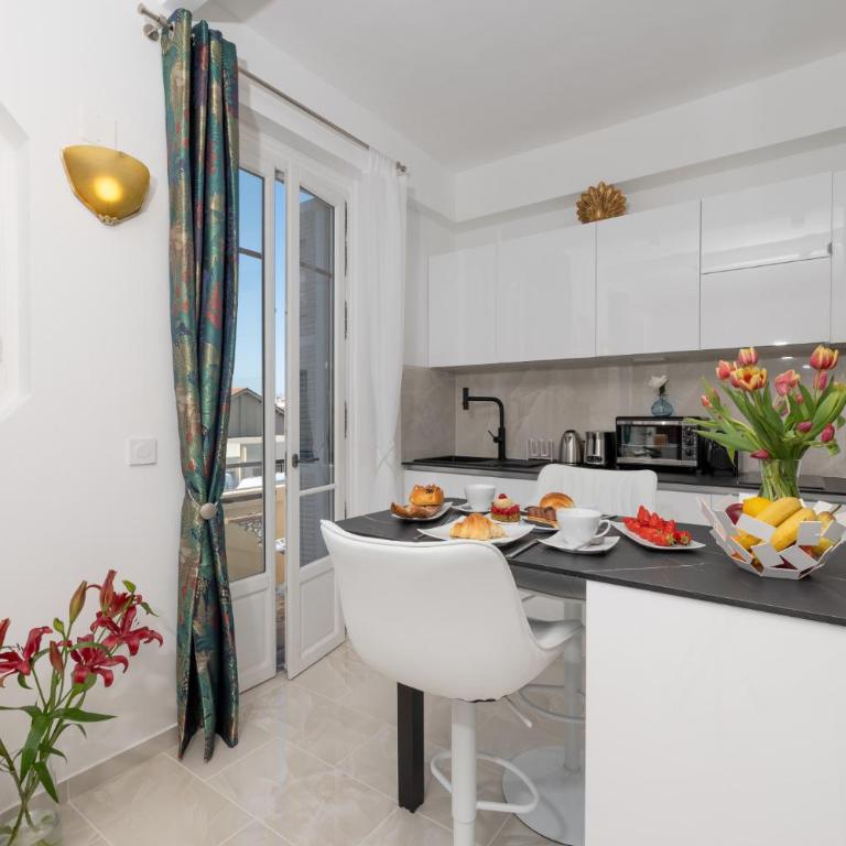 "Philomer Remparts" Art Deco Apartments by Sea and Parc - One-Bedroom Apartment with Balcony and Sea View - 5