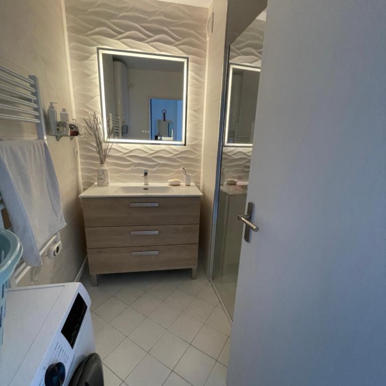 Vittoria Immobilier 3 - REGLEMENT SUR PLACE - chèques vacances acceptés - Two-Bedroom Apartment with Terrace - 7