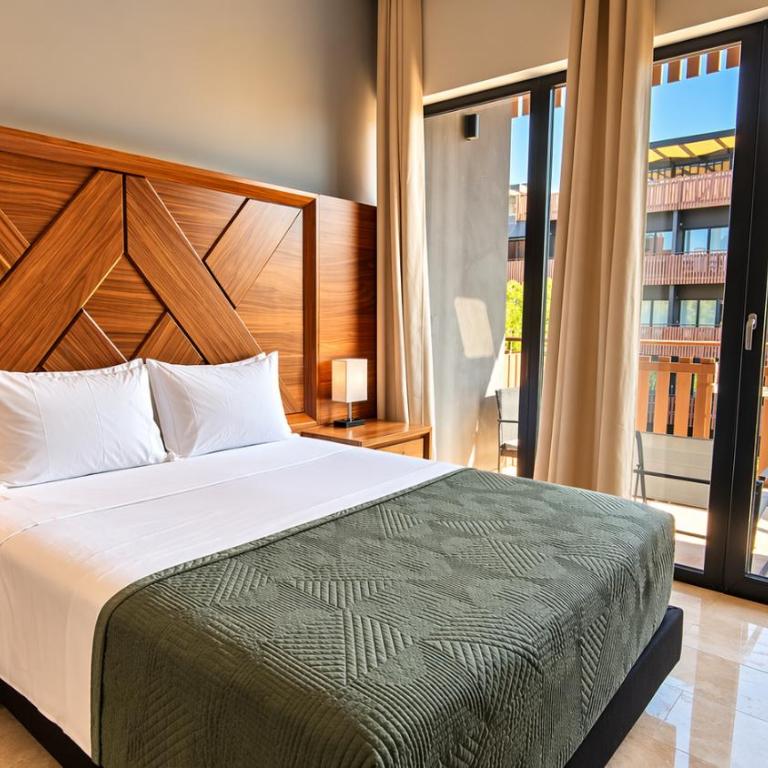 Jungle Guardian - Rooftop Pool & Beach Club in Zona Hotelera Tulum - One-Bedroom Apartment with Balcony and Water View - 1