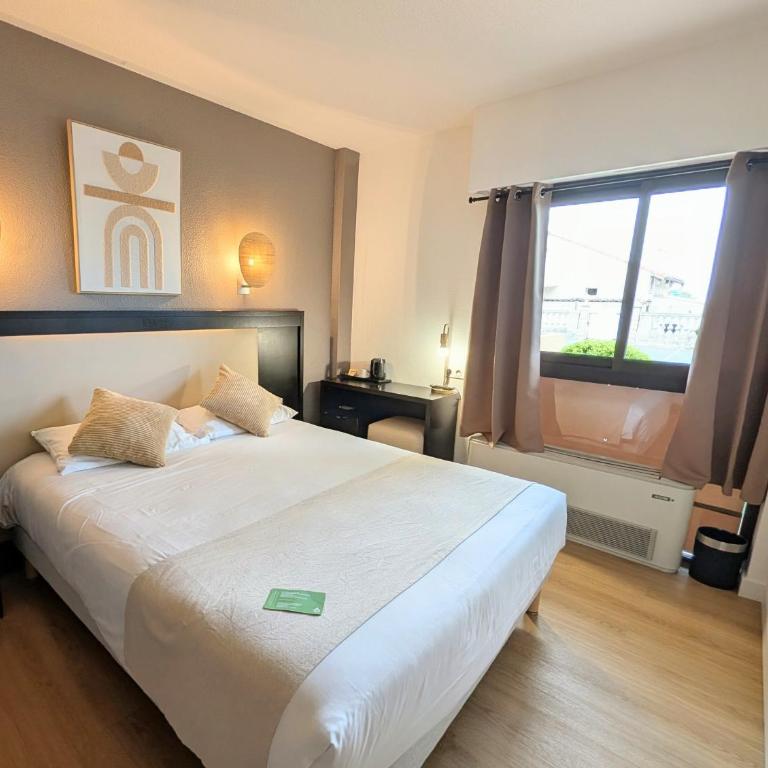Hôtel Le Collier - Chambre Triple - Côté Ville - 1
