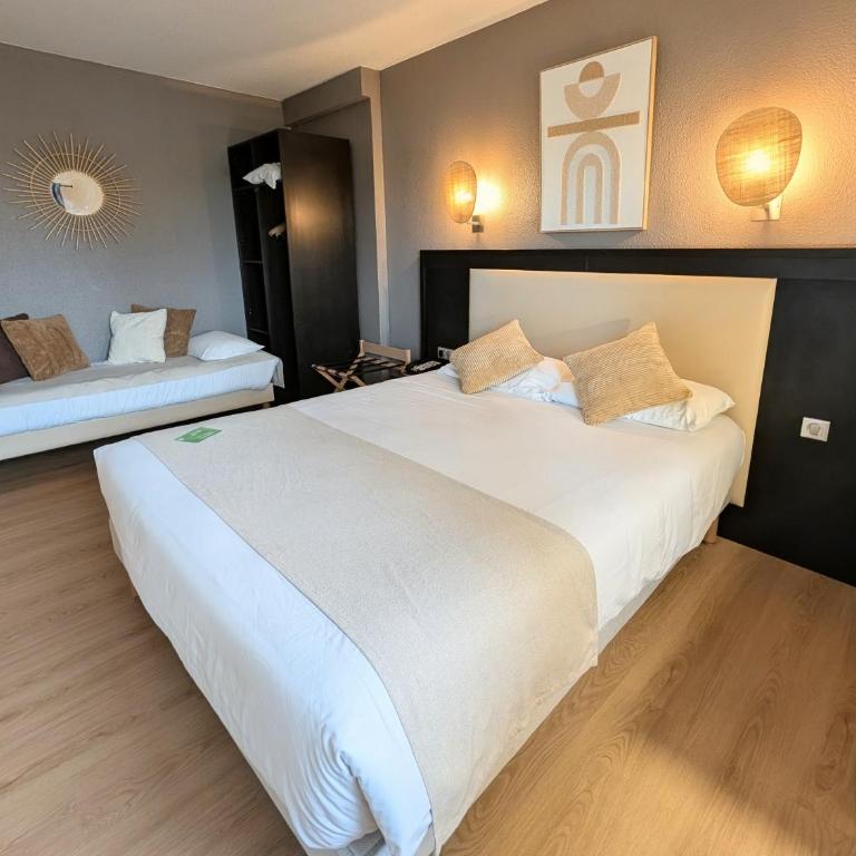 Hôtel Le Collier - Chambre Triple - Côté Ville - 5