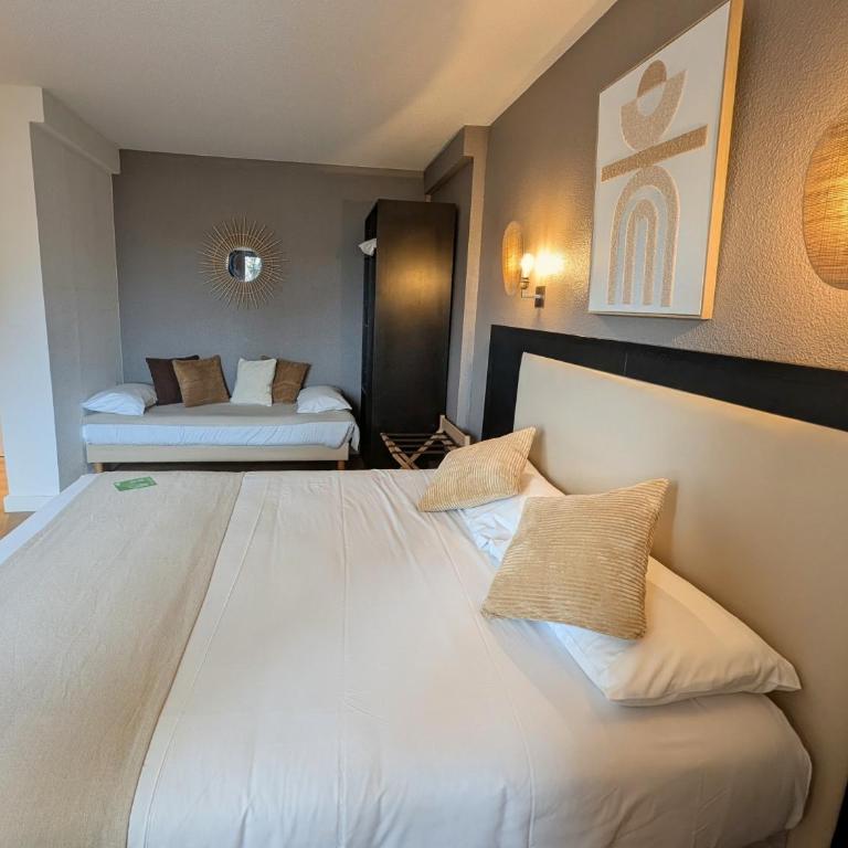 Hôtel Le Collier - Chambre Triple - Côté Ville - 7