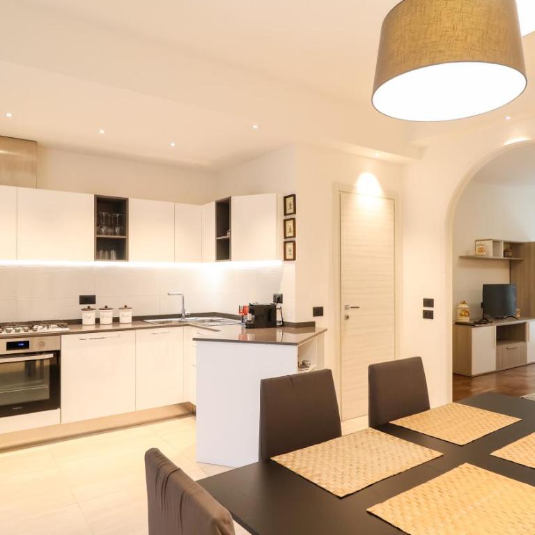 Great Apartment near the Centre - with Free Parking - Apartment mit 3 Schlafzimmern und Balkon - 2