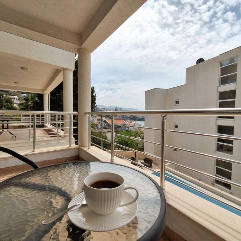 Coastal Apartment with Terrace & Pool - One-Bedroom Apartment - 4