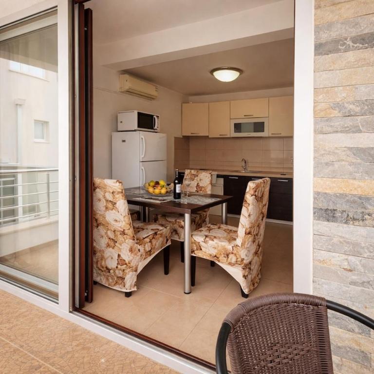 Coastal Apartment with Terrace & Pool - One-Bedroom Apartment - 16
