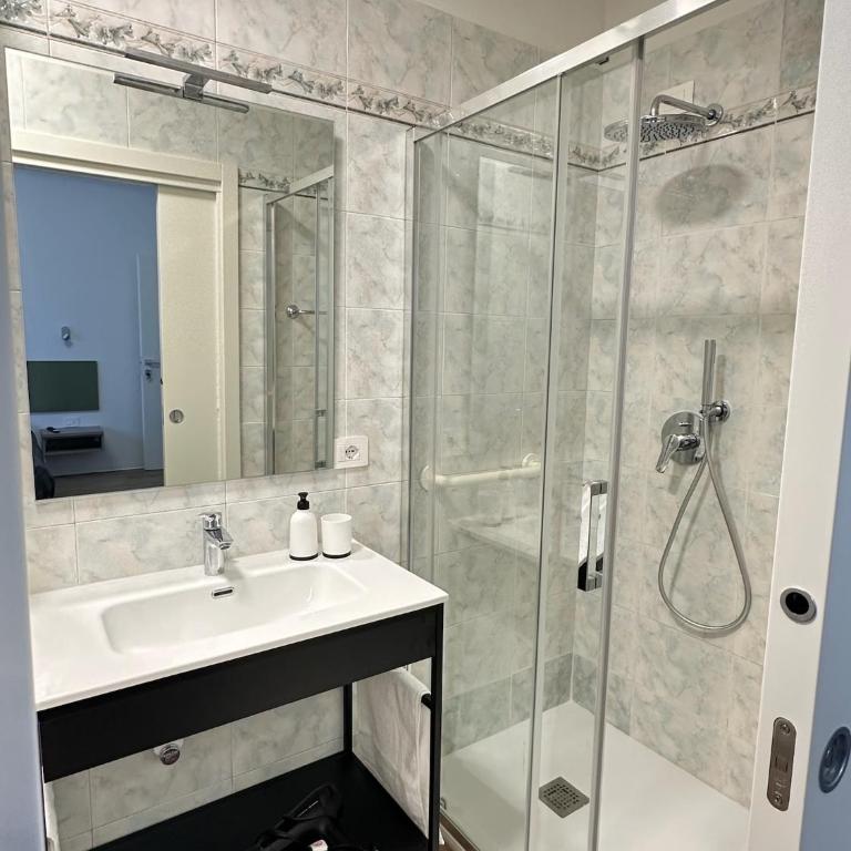 B&B Piano B - Camera Doppia con Letti Singoli con Bagno - 3