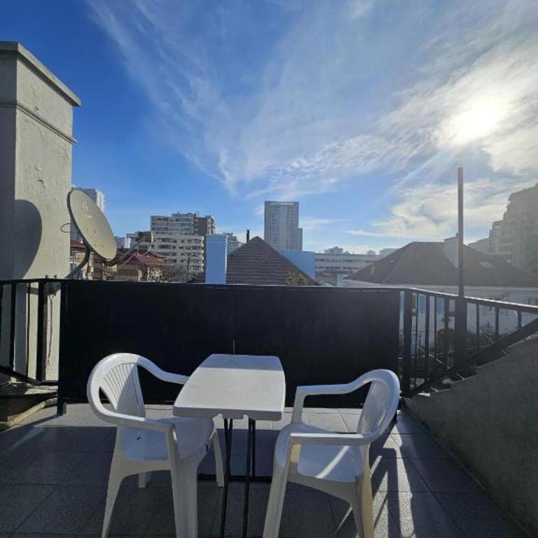 Hostal Gloria Home 6 norte 983 Viña - Family Room with Private Bathroom - 1