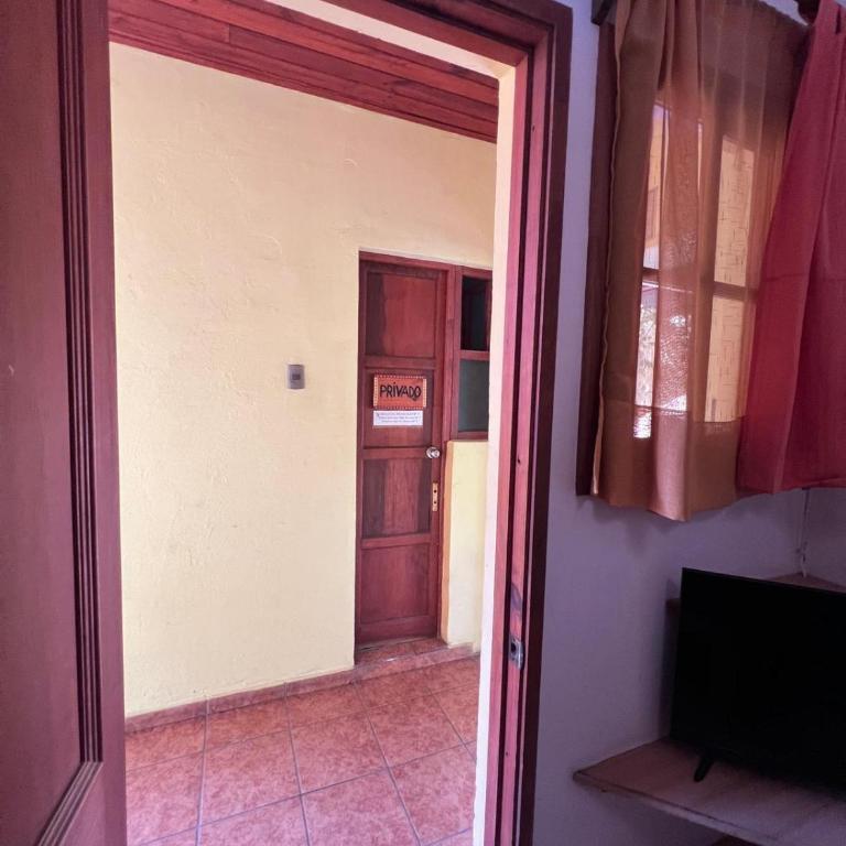 Hostal El Punto - Single Room with Private External Bathroom - 3